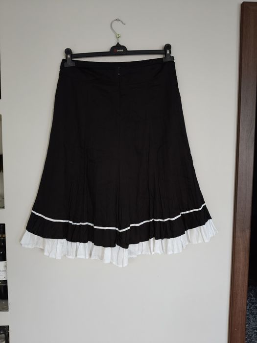 Czarno biała spódnica rozkloszowana z falbanką retro