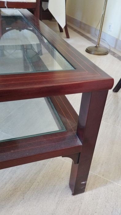Mesa de centro em madeira maciça, com uma prateleira em vidro. Óptimo