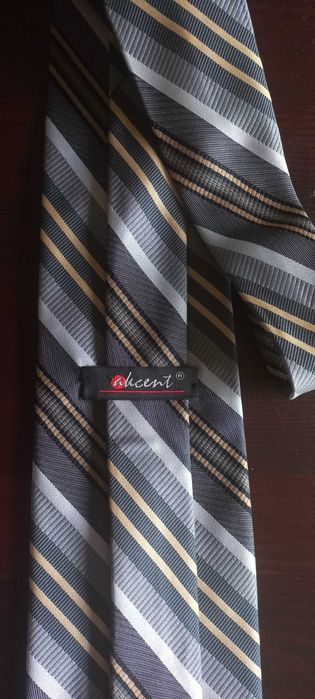 Elegancki krawat w paski
