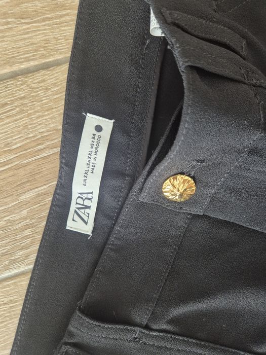 Czarne eleganckie spodnie damskie z szeroką nogawką i rzędowymi guzika