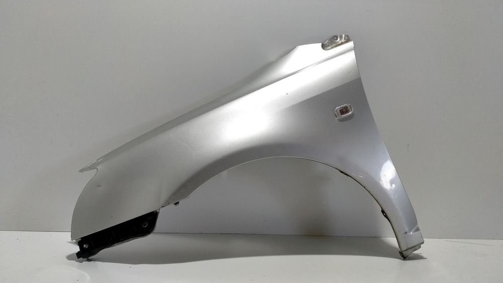 GUARDA-LAMAS FRONTAL ESQUERDO TOYOTA AVENSIS 2005 -