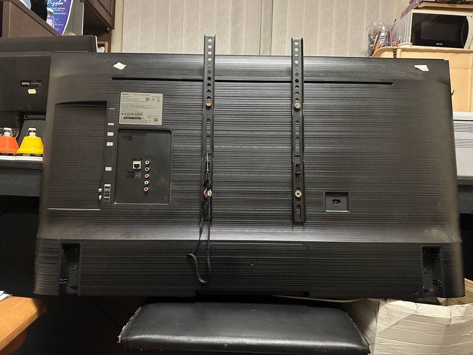 Телевизор SAMSUNG UE43T5300AU, разбита матрица