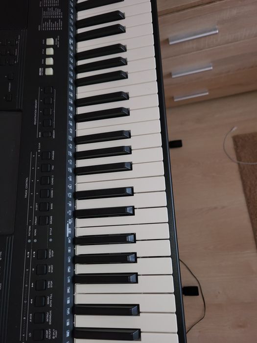 Продам синтезатор YAMAHA PSR E-453