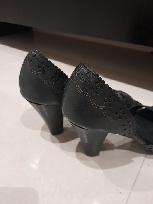 Sandália Preta com pormenor traçado [35]