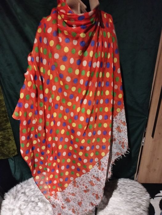 Chusta, pomarańczowa,w grochy różnego koloru,u dołu kwiaty