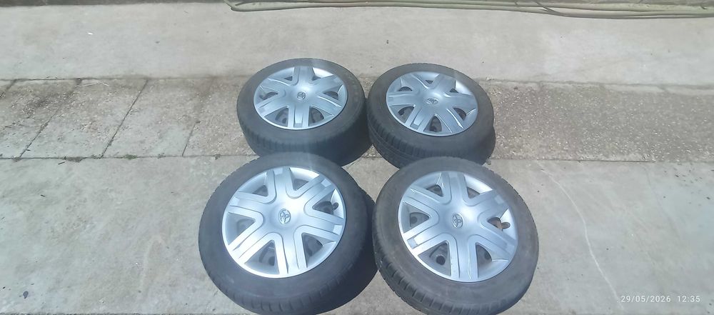 Pneus 205/55 R16 com jantes e tampões