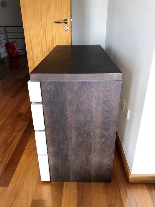 Cama de casal com mesas de cabeceira e cómoda