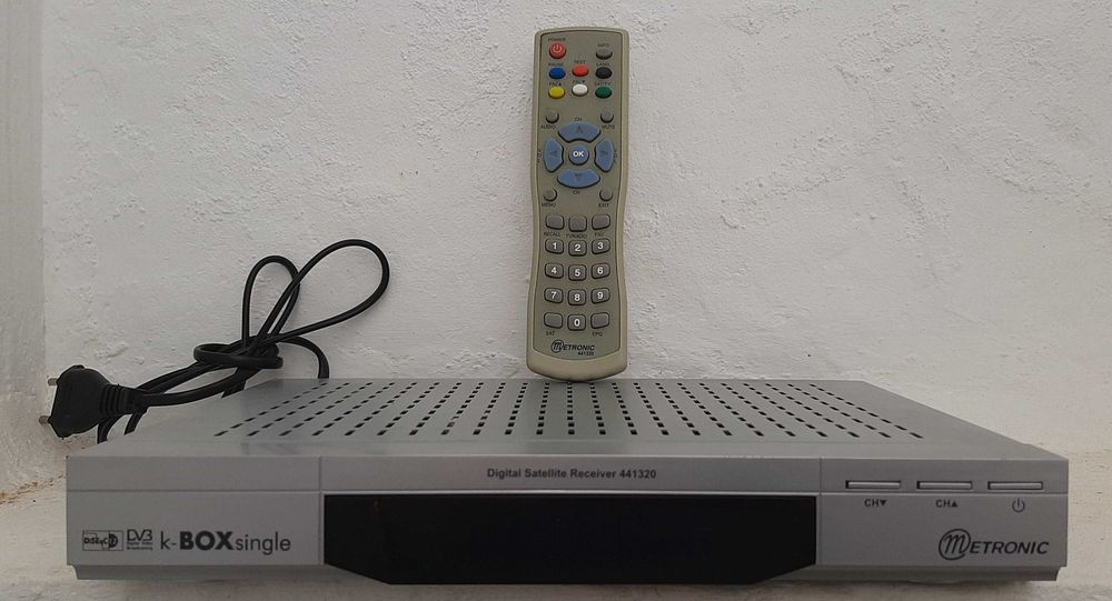 Televisão a cores, antiga, com box para ligação a parabólica