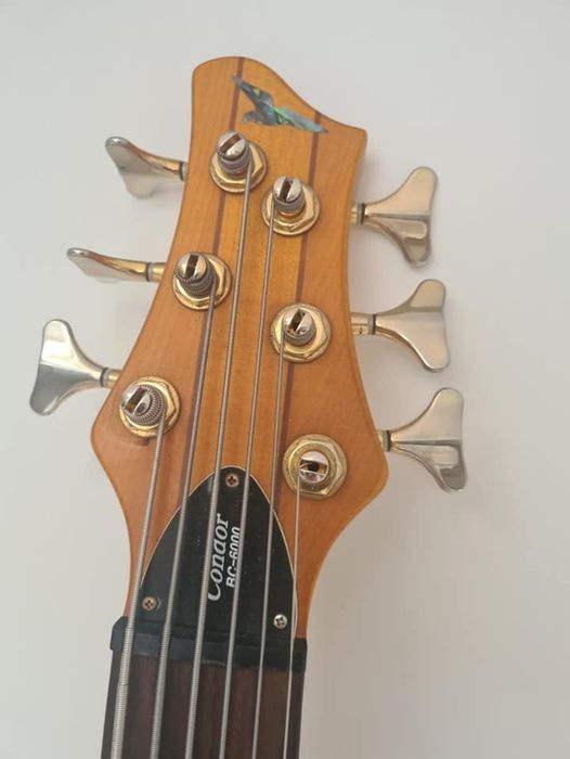 Baixo de 6 cordas
