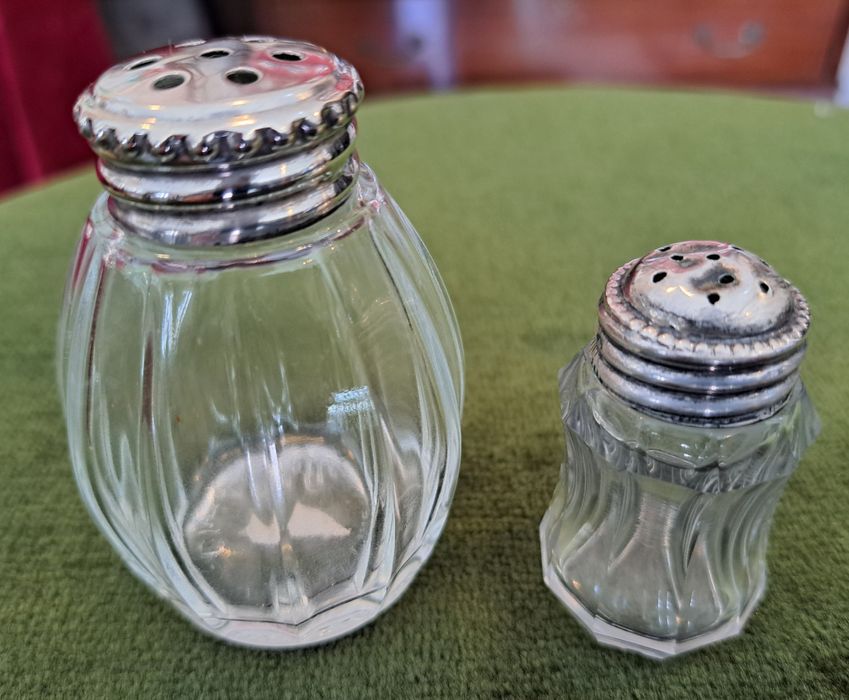 Saleiro e pimenteiro com tampa em prata