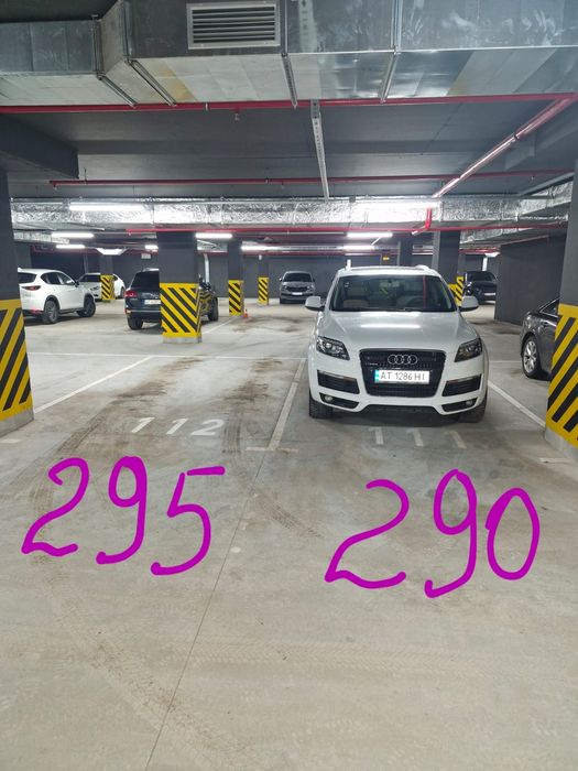 Здається велике паркомісце в паркінгу ЖК Манхетин