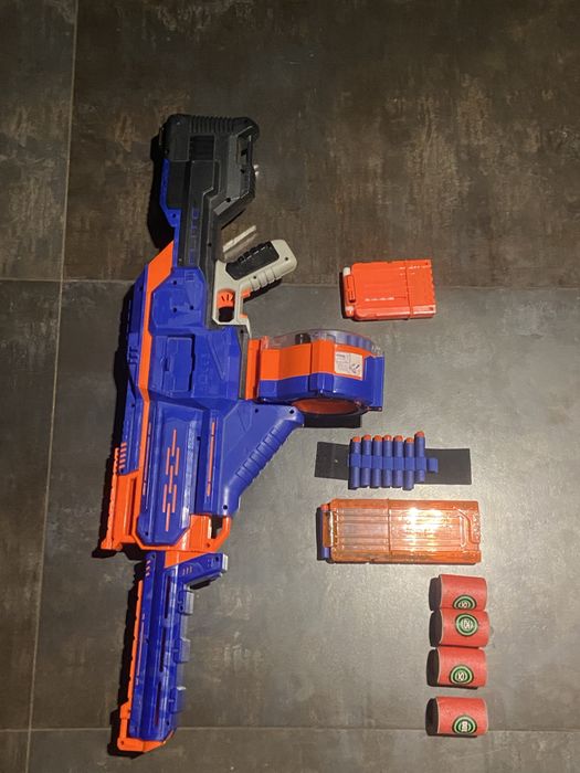 NERF infinus pistolet