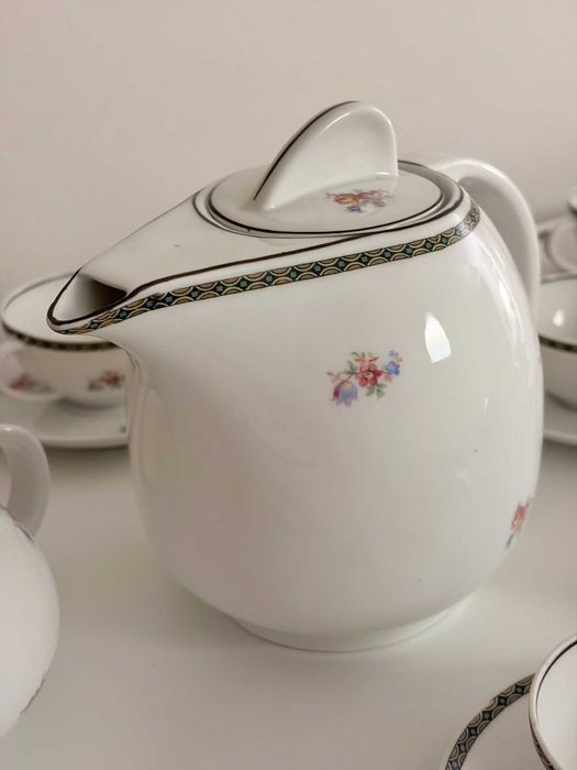Serviço de Chá Vista Alegre – 10 Chávenas + Pires e 3 Bules – Selo 31 – Floral