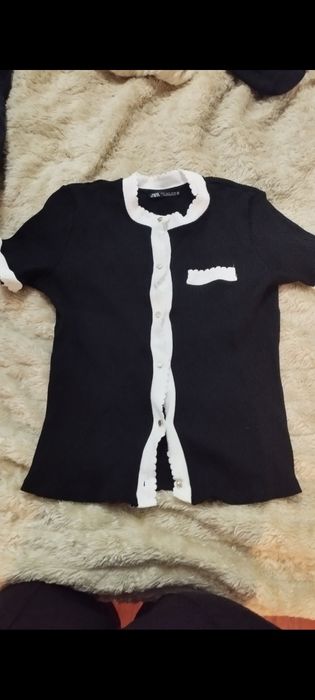 Camisola Zara preta branca e botões dourados