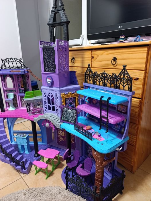 Sprzedam szkołę Monster High High School