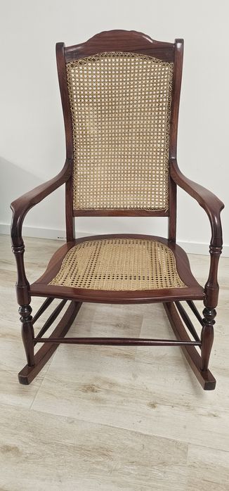 Cadeira de baloiço com palhinha