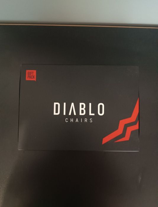 Diablo Chairs Gift Box smyczka opaska i naklejki