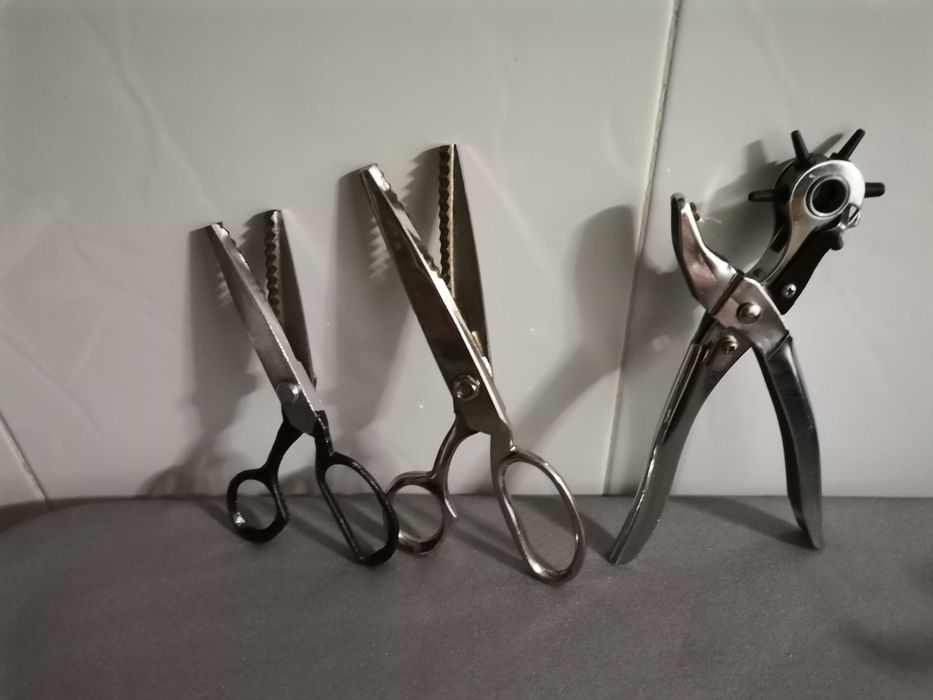 2 Tesouras e 1 furador (papel e tecido)