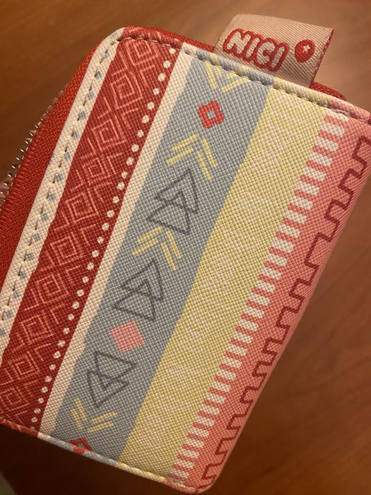 Porta moedas Nici. Da tambem para guardar cartoes