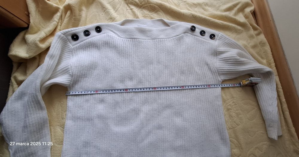 Sweter damski oversize z ozdobnymi guzikami, Bodyflirt