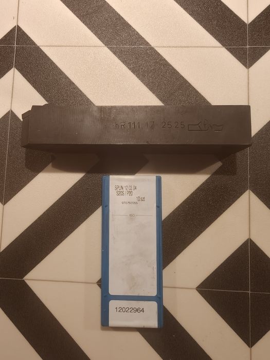 Nóż do toczenia  hr111 17 h 2525 z płytkami