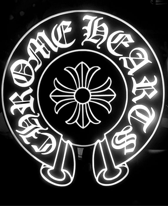 "Chrome heart" lightbox
Aprox 21cm diametro
Com fita luz led no interi