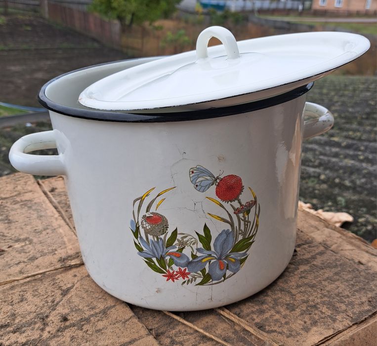 Кастрюлі емальовані. Всі різні . Нові.