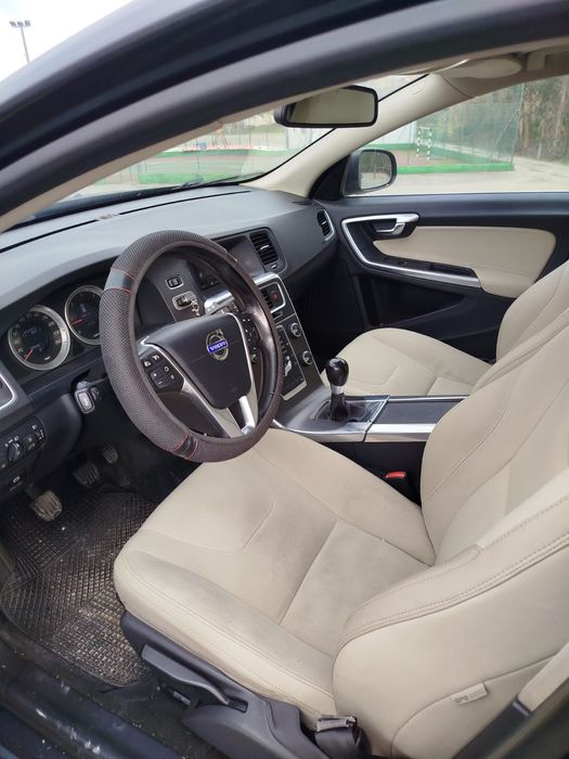Volvo V60 Momentum 2.0 
1984 cilindrada

302.000 km, com a