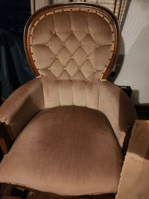 Poltrona em tecido e madeira