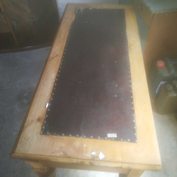 Stół rycerski obity skórą