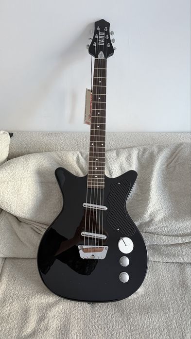 Spredam nowa electryczna gitare Danelectro