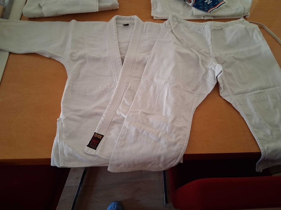 Fatos de judo criança + Cintos - ÓTIMO ESTADO
