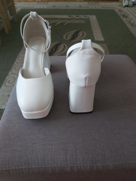 Buty na szerokim obcasie