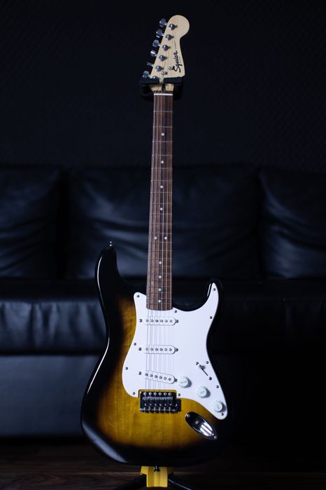 Squier Stratocaster Starter Pack + Frontman 10G Combo Amp - 2020