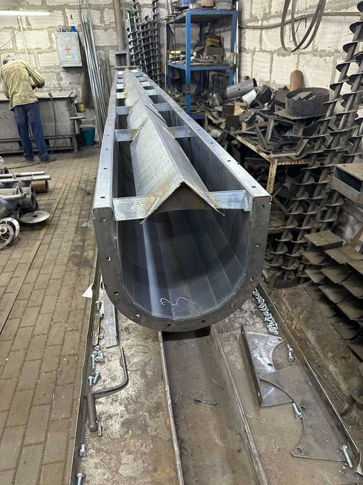 Шнековий транспортер у коробі. Гвинтовий конвеєр. Шнек у жолобі