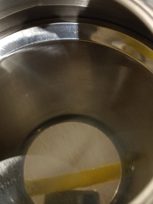 Chaleira inox com pega de borracha amarela