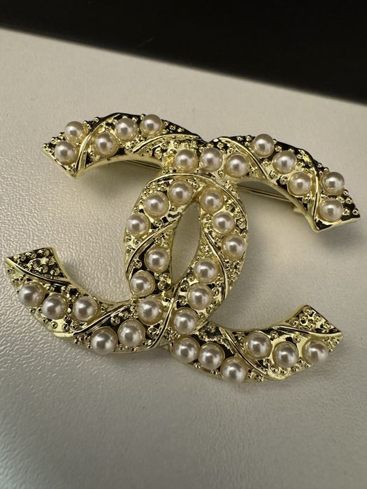 Broszka Chanel 4,5x3,5 perełki