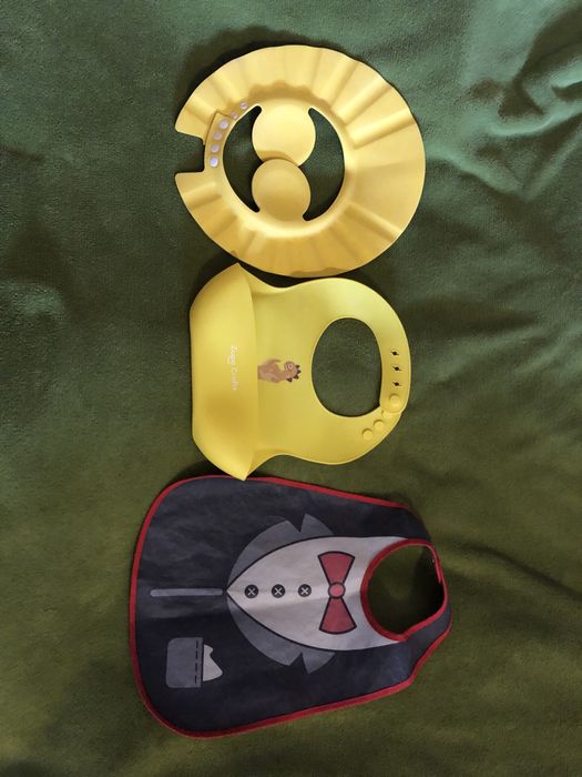 Слюнявчики та козирок доя голови