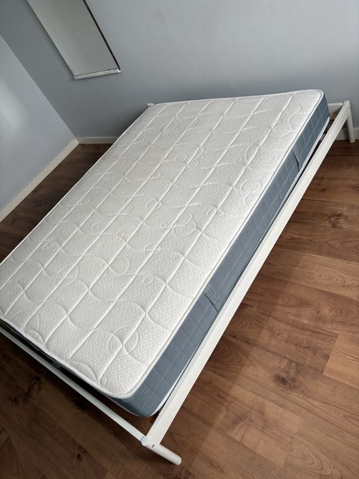 Cama de casal Ikea com estrado e colchão