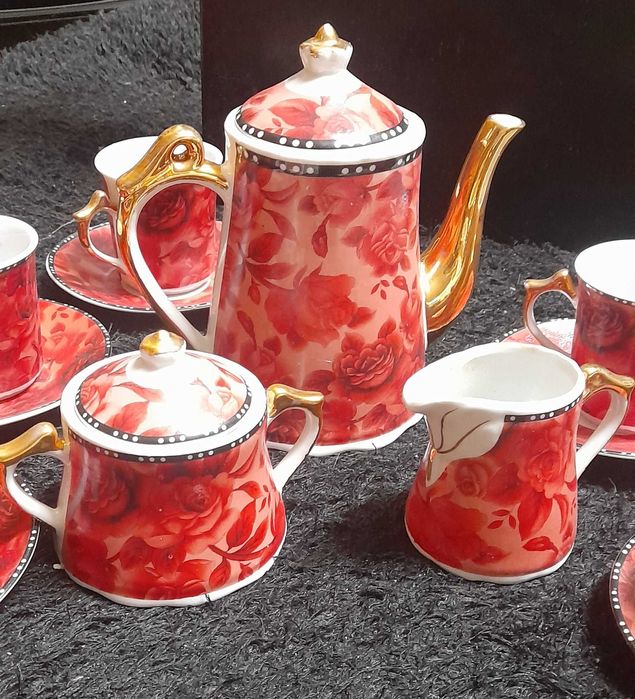 Serviço de  café  em cor carmesim moderno