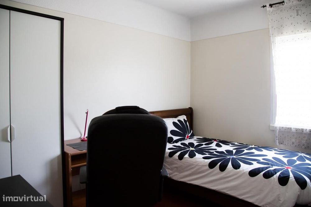 Quarto - localizado em Carnide Lisbon