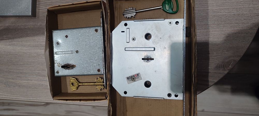 Два замка. Рабочие . Пои1 ключу.