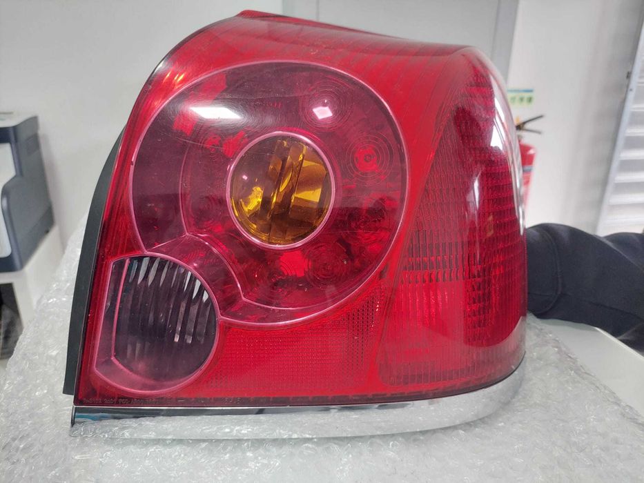 Farolim Traseiro Toyota Avensis