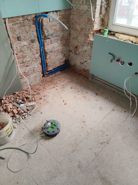 Hydraulika awarie Złota rączka Fachowiec  Układanie paneli  Malowanie mieszkań , Renowacja  naprawa mebli.