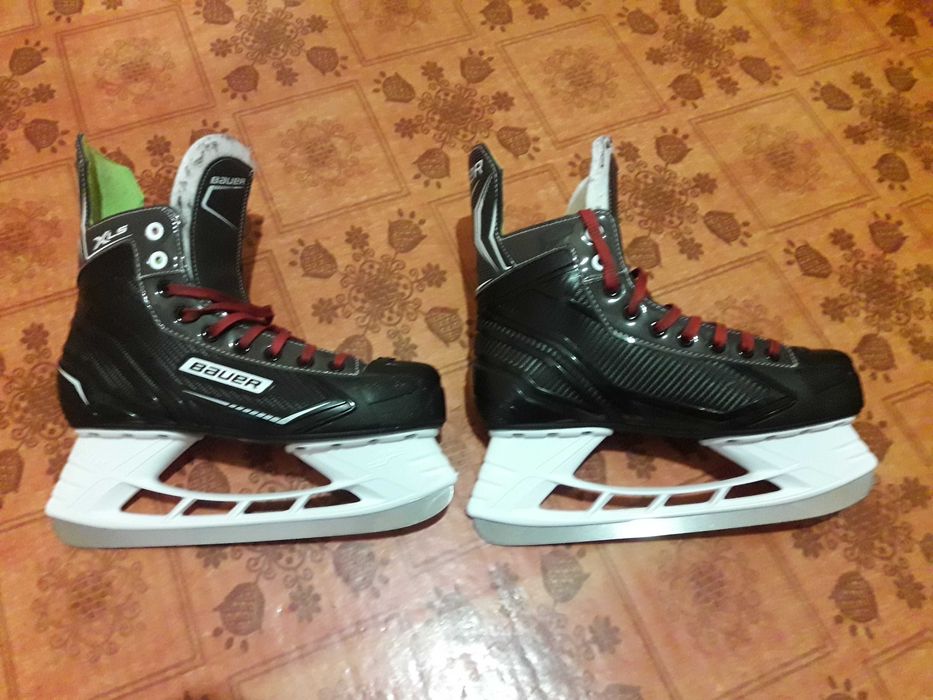 Коньки bauer X-LS-SR б/у ,катались 7 раз .Размер  43 EU