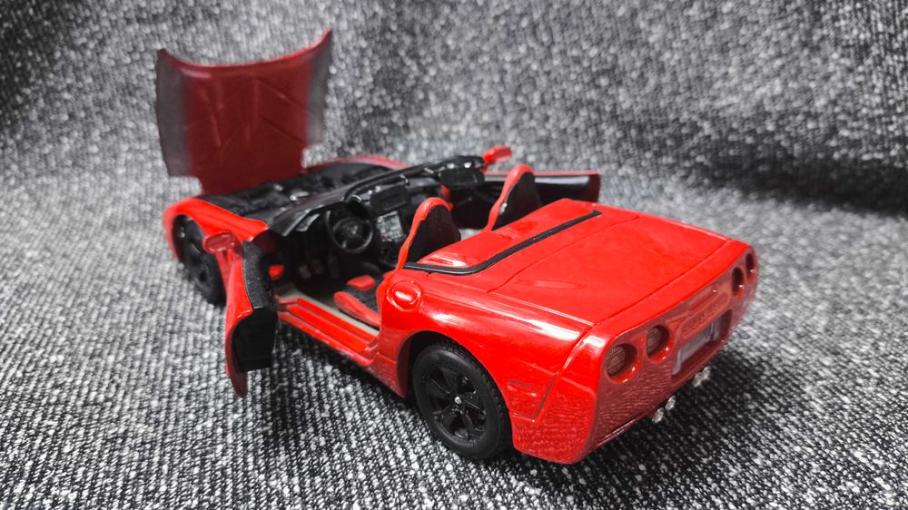 Модель Chevrolet Corvette 1997 масштаб 1:24 Bburago Italy