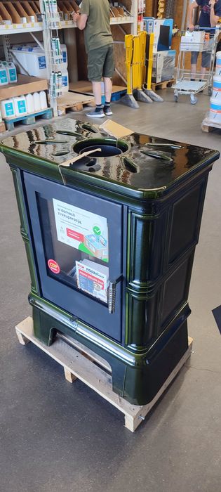 Piękny piec, kominek kafelkowany butelkowa zieleń