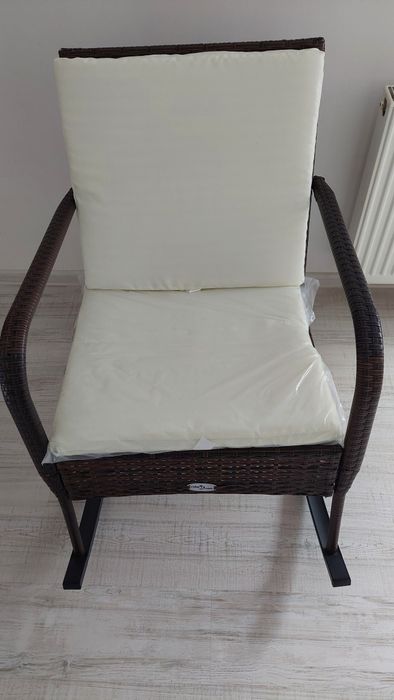 Fotel bujany z poduszkami