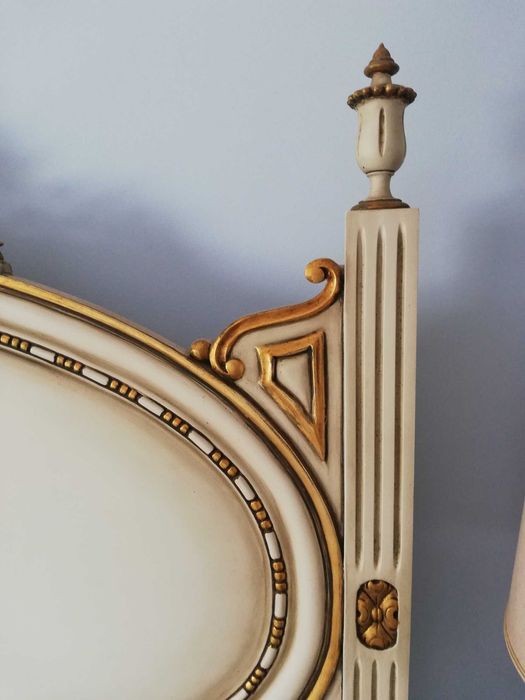 Cama de madeira pintada, estilo romântico