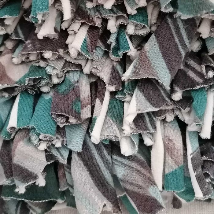 Mala de trapilho em tons verde, azul, cinza